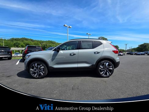 Used 2025 Volvo XC40 B5 Plus w/ Protection Package Premier image 5