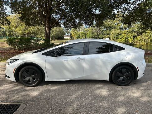 Used 2024 Toyota Prius LE image 2