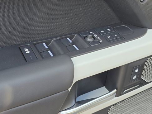 Used 2023 Land Rover Defender 130 S image 40