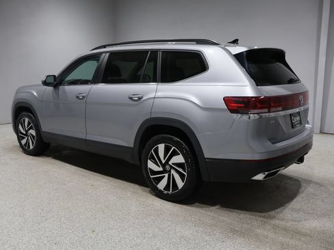 Used 2025 Volkswagen Atlas SE AWD/4WD image 4