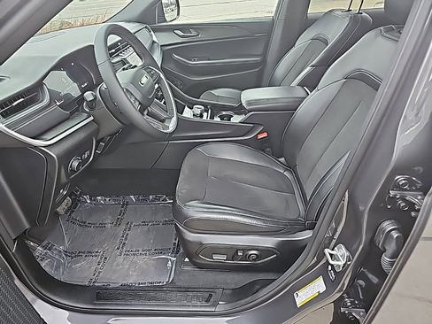 Certified 2025 Jeep Grand Cherokee Altitude image 2