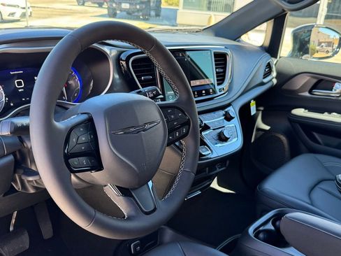 New 2026 Chrysler Pacifica Select w/ S Appearance Package image 18