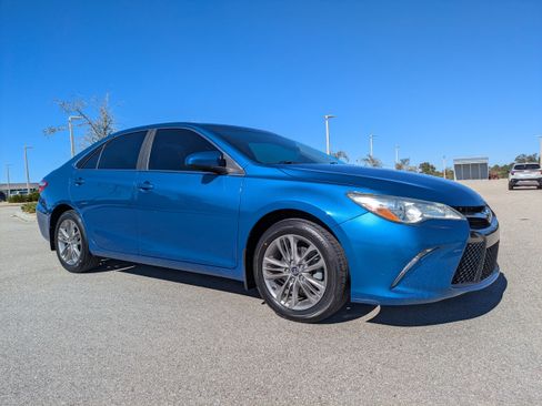 Used 2017 Toyota Camry SE image 2