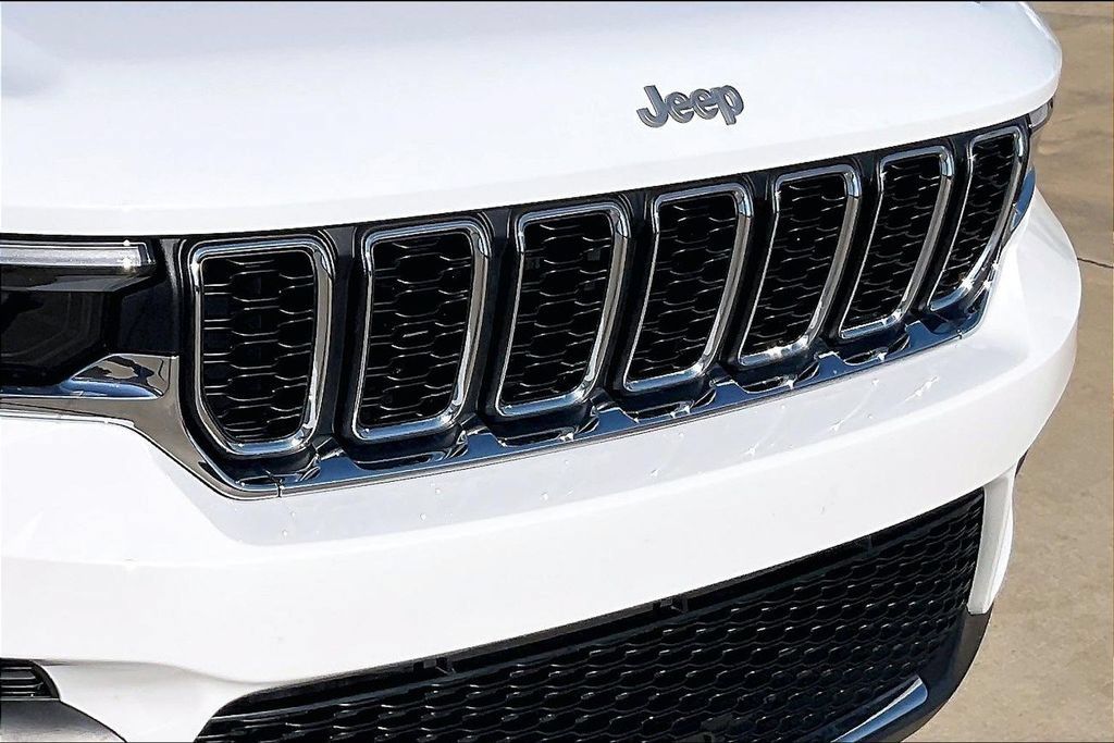 Used 2025 Jeep Grand Cherokee Laredo X RWD image 30