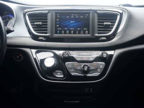 Used 2020 Chrysler Pacifica Touring w/ S Appearance Package FWD image 24
