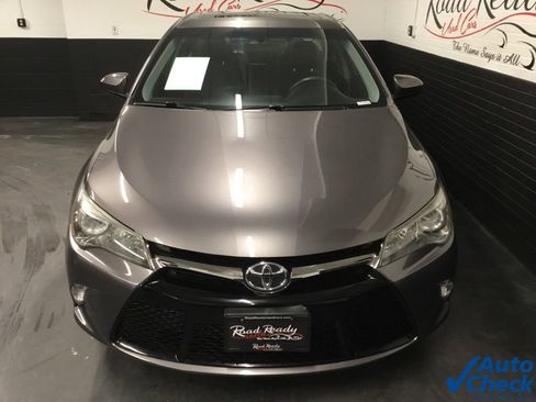 Used 2017 Toyota Camry SE w/ Moonroof Package image 4