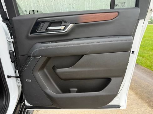 Used 2025 GMC Yukon XL Denali AWD/4WD image 16