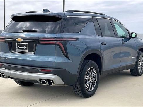 Used 2025 Chevrolet Traverse LT image 2