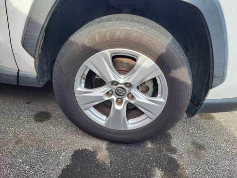 Used 2019 Toyota RAV4 XLE AWD/4WD image 7