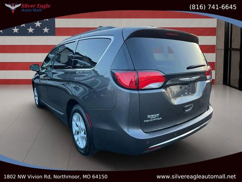 Used 2017 Chrysler Pacifica Touring-L w/ Tire & Wheel Group image 4