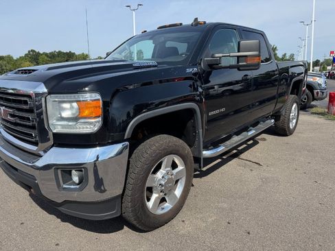 Used 2017 GMC Sierra 2500 SLE w/ SLE Preferred Package AWD/4WD image 9