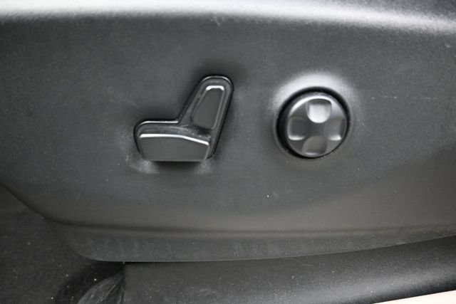 Used 2024 Chrysler Pacifica Touring-L FWD image 13