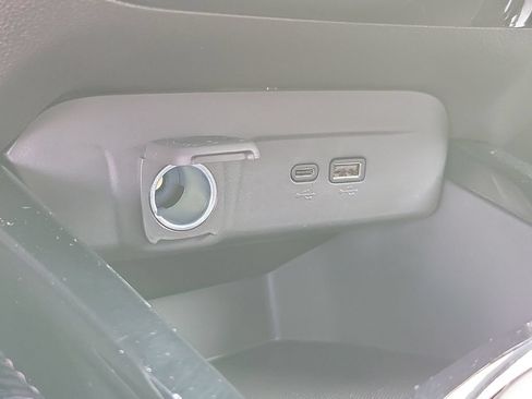 Used 2025 Chevrolet Trax LT w/ LT Convenience Package FWD image 24