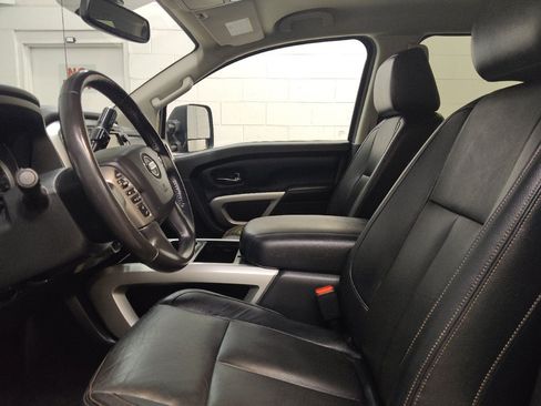 Used 2019 Nissan Titan SV w/ SV Convenience Package AWD/4WD image 17