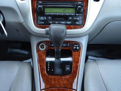 Used 2004 Toyota Highlander Limited AWD/4WD image 25