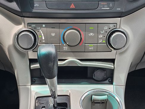 Used 2012 Toyota Highlander FWD w/ Tech Pkg image 14