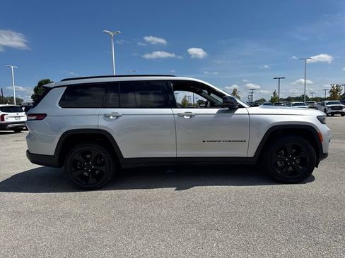 Used 2023 Jeep Grand Cherokee L Laredo AWD/4WD image 8