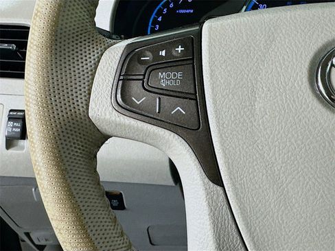 Used 2013 Toyota Sienna XLE image 9