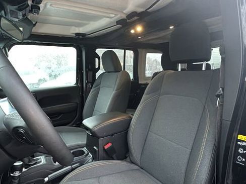 Used 2025 Jeep Wrangler Unlimited Sahara image 29