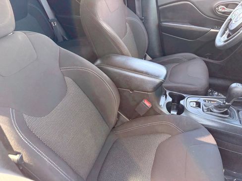 Used 2019 Jeep Cherokee Latitude w/ Popular Appearance Group FWD image 11