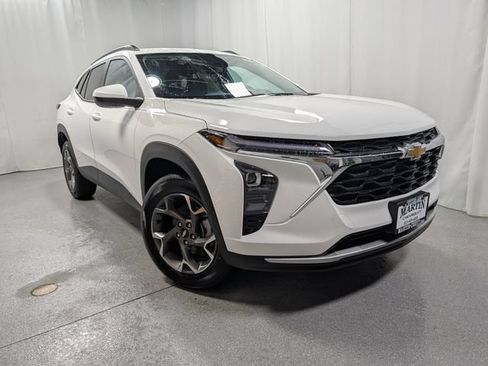 New 2026 Chevrolet Trax LT w/ LT Convenience Package FWD image 2