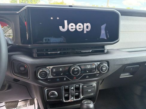 Certified 2024 Jeep Wrangler Unlimited w/ Convenience Group AWD/4WD image 18