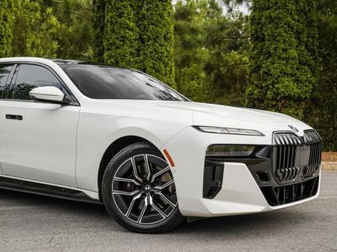 Used 2023 BMW i7 xDrive60 w/ Executive Package 2 AWD/4WD image 7