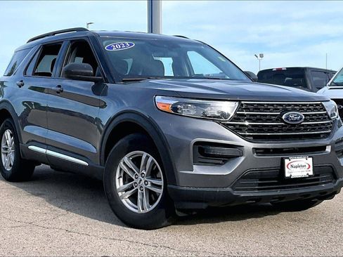 Used 2023 Ford Explorer XLT AWD/4WD image 2