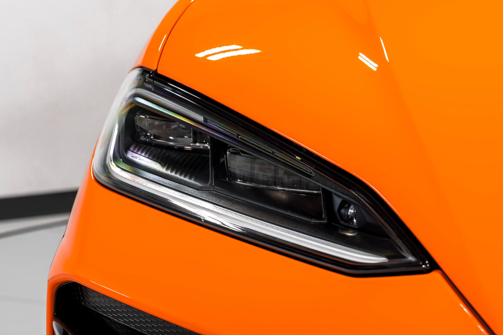 Used 2025 Lamborghini Urus SE AWD/4WD image 47