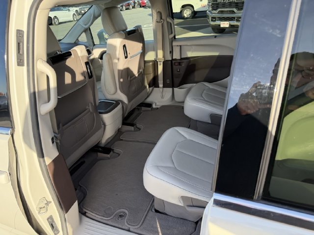 Used 2021 Chrysler Pacifica Touring-L w/ Uconnect Theater Family Group FWD image 12