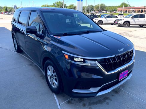 Used 2022 Kia Carnival LX FWD image 4