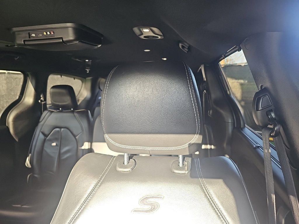 Used 2018 Chrysler Pacifica Touring-L w/ Premium Audio Group FWD image 11