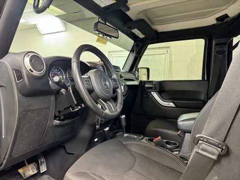 Used 2016 Jeep Wrangler Unlimited Sahara w/ Connectivity Group image 12