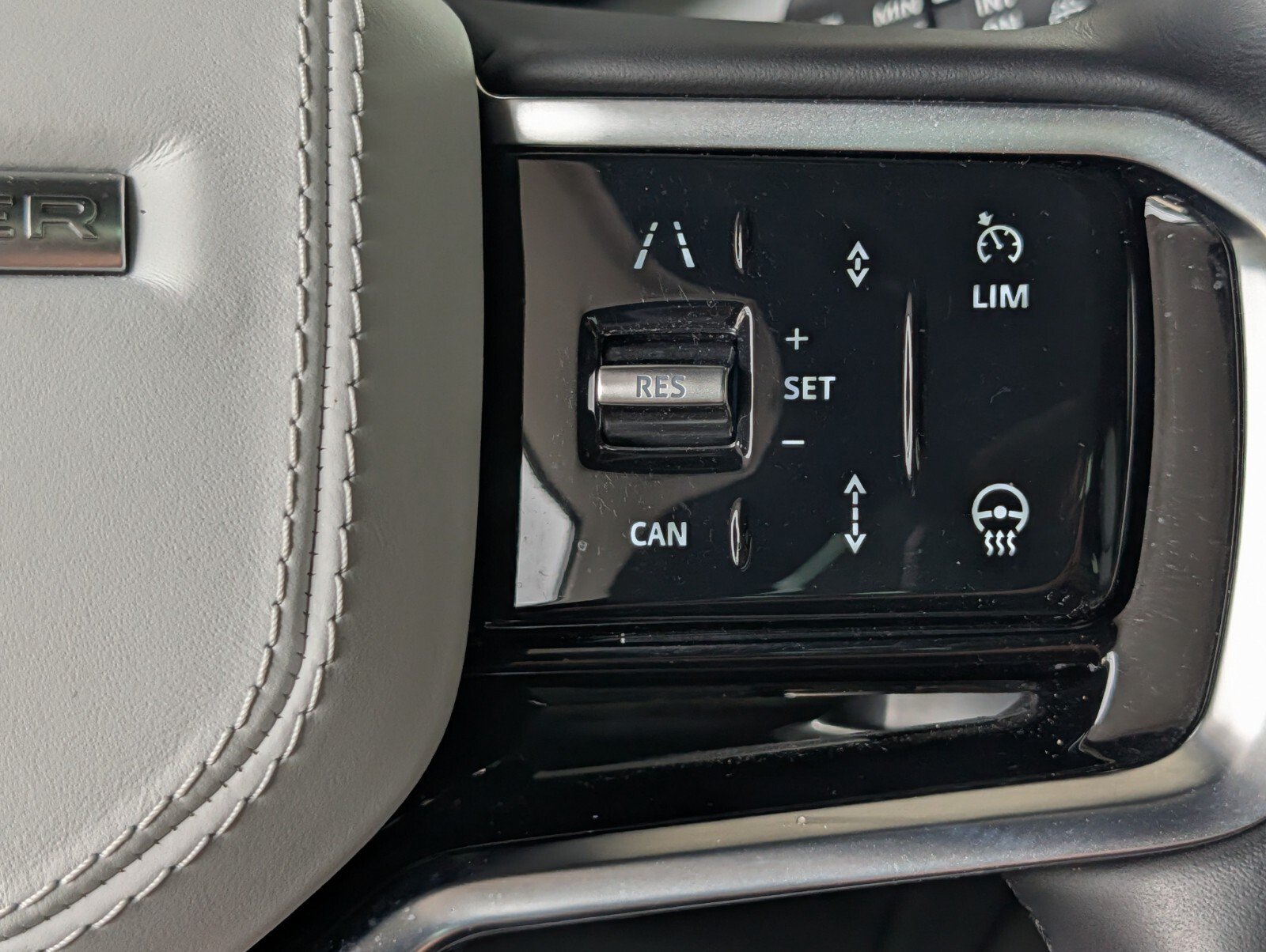 Used 2025 Land Rover Range Rover Sport SE AWD/4WD image 19