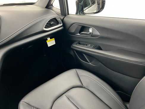 New 2026 Chrysler Pacifica Select image 10