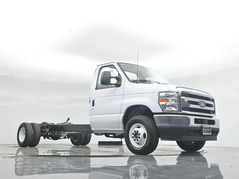 New 2026 Ford E-450 and Econoline 450 Super Duty w/ Power Equipment Group image 37
