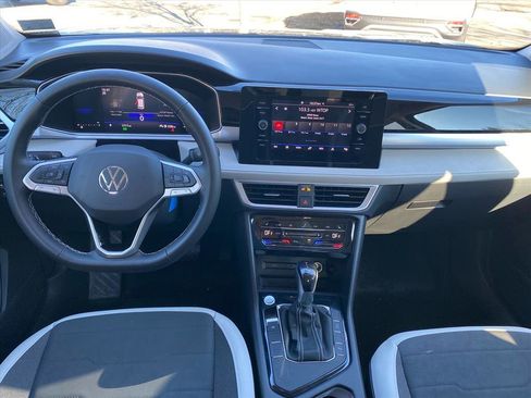 Used 2025 Volkswagen Taos SE image 11