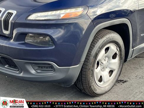 Used 2016 Jeep Cherokee Sport image 8