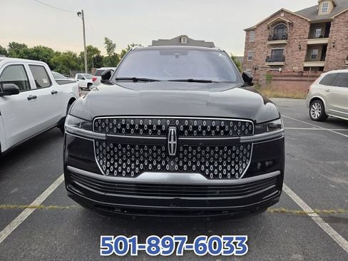 Used 2025 Lincoln Navigator Reserve AWD/4WD image 2