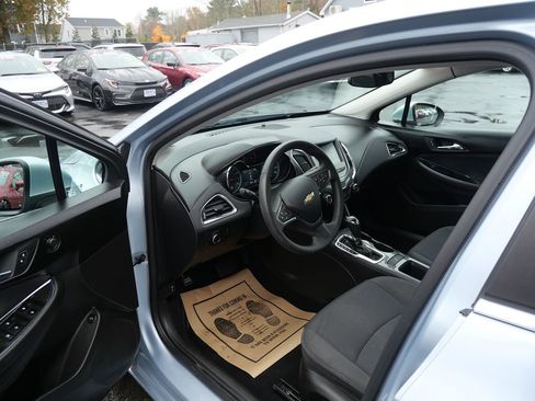 Used 2017 Chevrolet Cruze LT w/ Convenience Package image 9