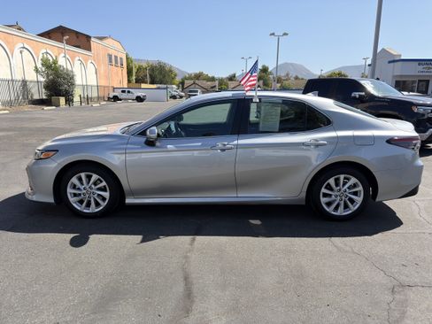 Used 2022 Toyota Camry LE w/ Convenience Package FWD image 5