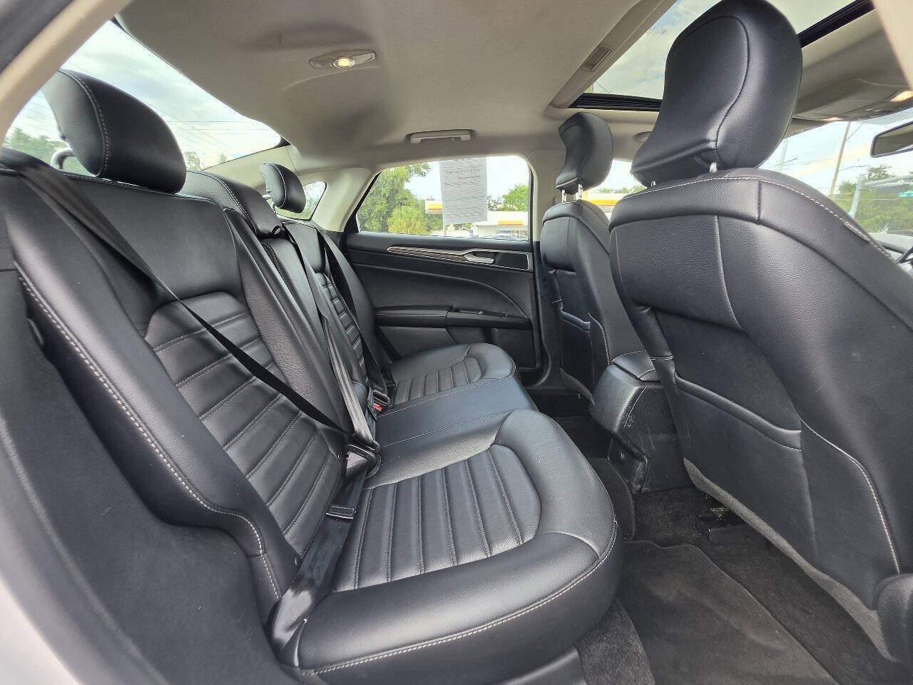 Used 2017 Ford Fusion SE FWD image 16