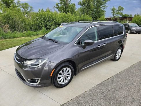 Used 2019 Chrysler Pacifica Touring-L FWD image 3