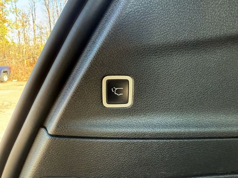 Used 2025 Chrysler Pacifica Select image 6