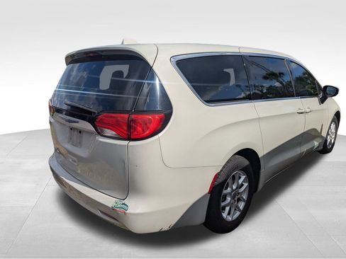 Used 2017 Chrysler Pacifica Touring image 2