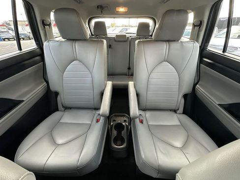 Used 2023 Toyota Highlander XLE image 22