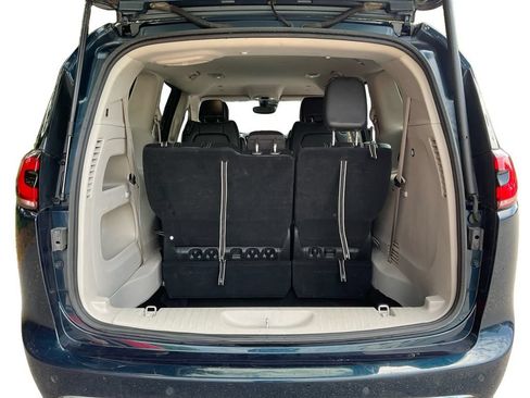 Used 2023 Chrysler Pacifica Touring-L FWD image 13