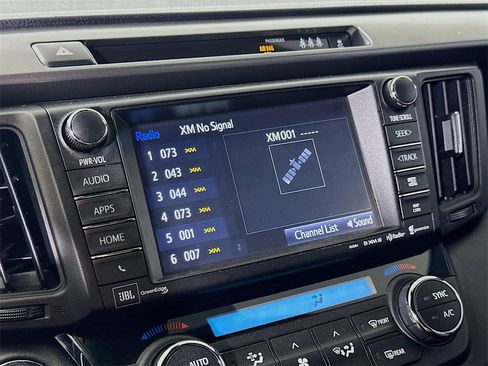 Used 2018 Toyota RAV4 SE image 30