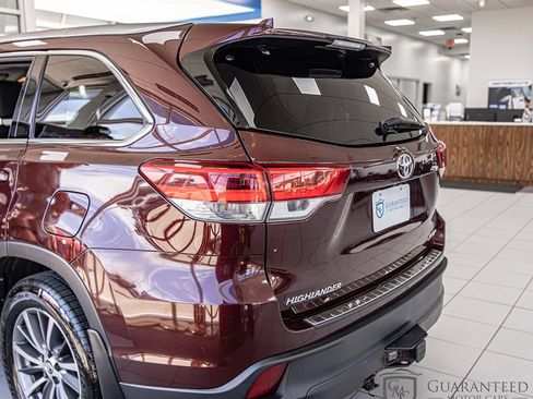 Used 2019 Toyota Highlander XLE AWD/4WD image 12