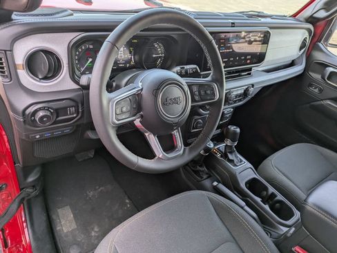 Used 2025 Jeep Wrangler Unlimited Sahara w/ Safety Group AWD/4WD image 18